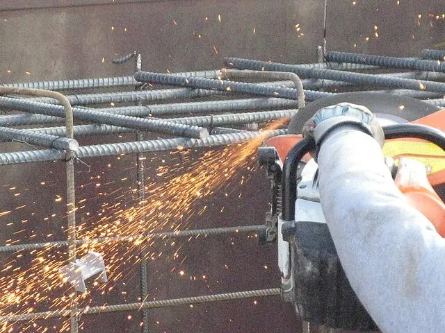 Betonacél vágása csiszológéppel, szikrázó fém közelről